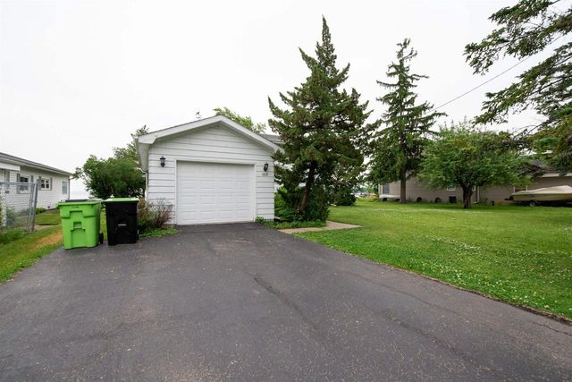 2836 SHOREWOOD DRIVE, Oshkosh, WI 54901