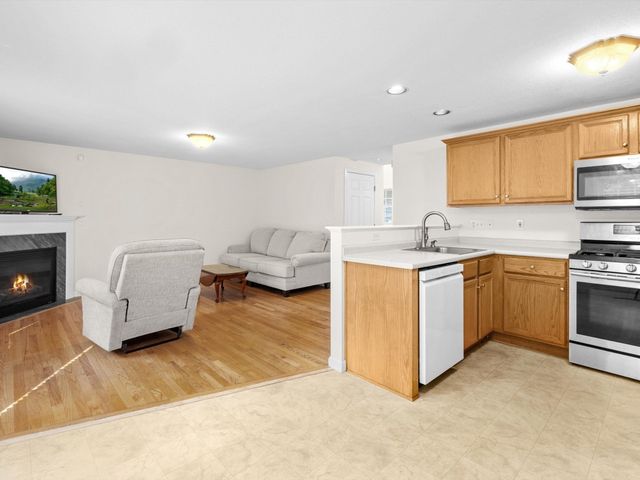 53 Lancaster Rd 10, Clinton, MA 01510