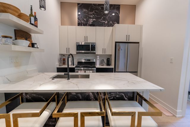 77 W Chestnut Street 3B, Chicago, IL 60610
