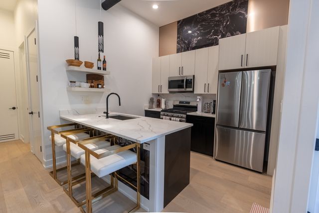 77 W Chestnut Street 3B, Chicago, IL 60610