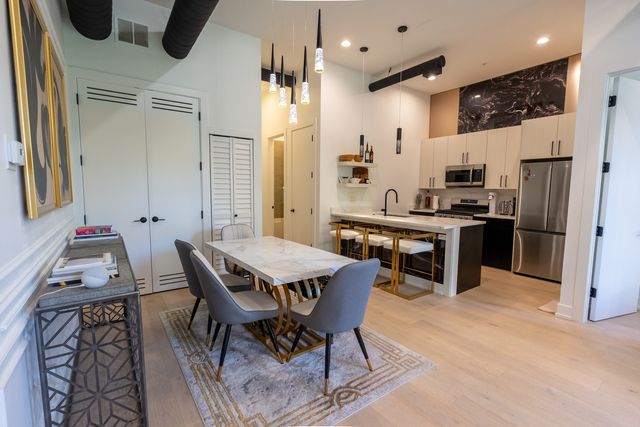 77 W Chestnut Street 3B, Chicago, IL 60610