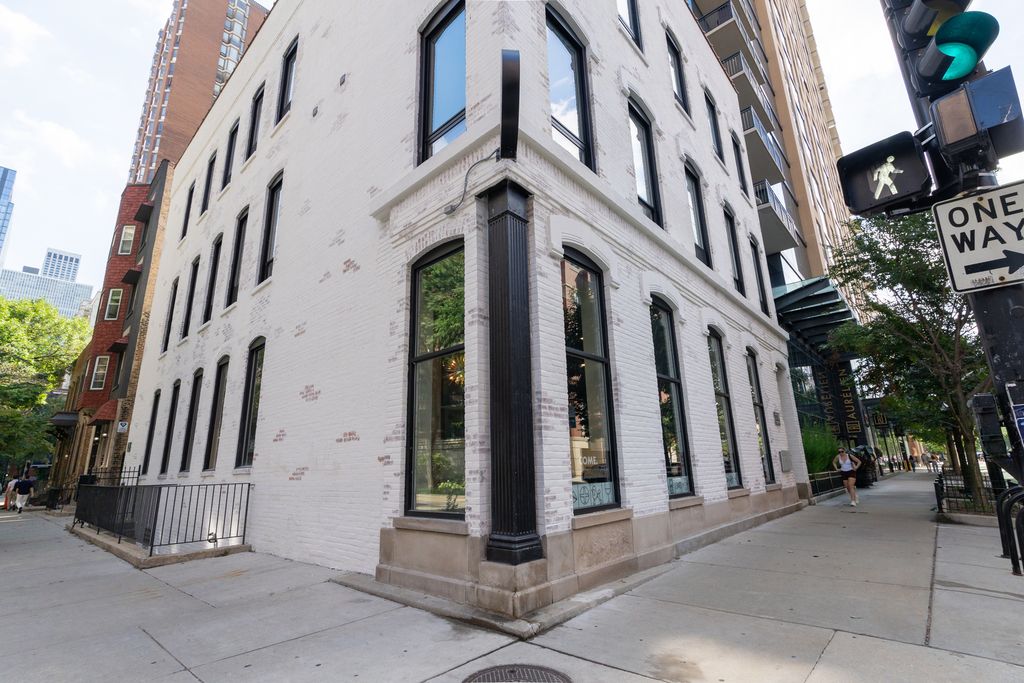 77 W Chestnut Street 3B, Chicago, IL 60610