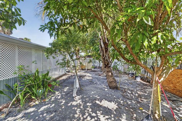 7513 SW 7TH Street, North Lauderdale, FL 33068