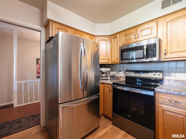 2902 W KINGSTON Court, Peoria, IL 61604