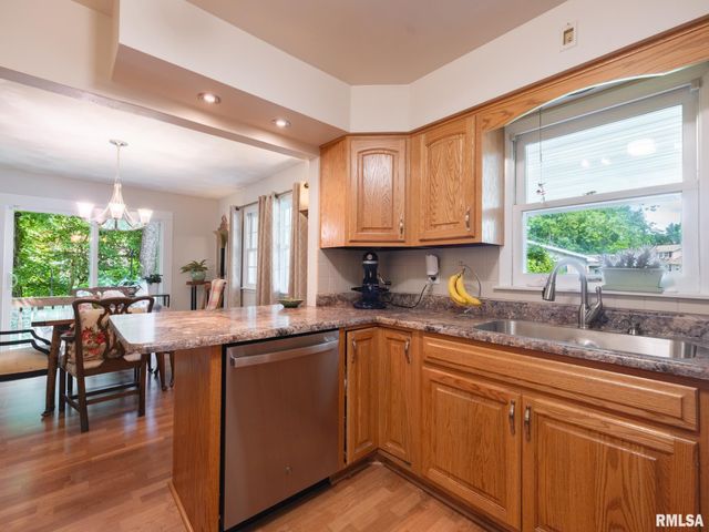 2902 W KINGSTON Court, Peoria, IL 61604