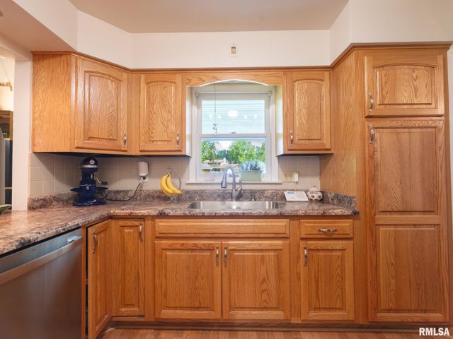 2902 W KINGSTON Court, Peoria, IL 61604