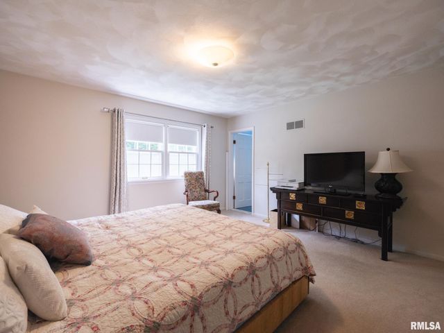 2902 W KINGSTON Court, Peoria, IL 61604