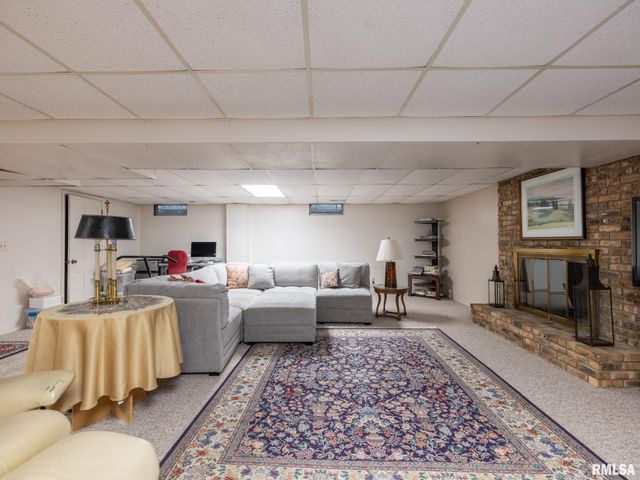 2902 W KINGSTON Court, Peoria, IL 61604