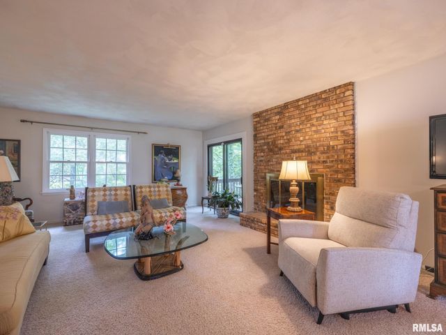 2902 W KINGSTON Court, Peoria, IL 61604