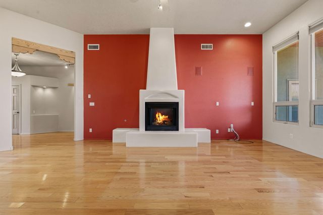 500 Laguna Seca Lane NW, Albuquerque, NM 87104