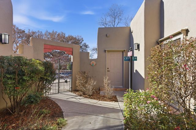 500 Laguna Seca Lane NW, Albuquerque, NM 87104