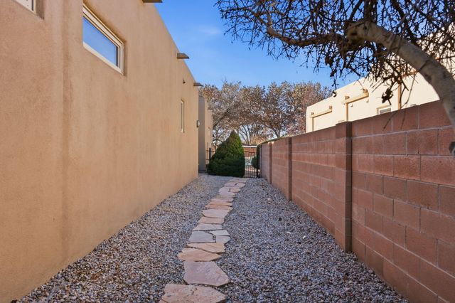 500 Laguna Seca Lane NW, Albuquerque, NM 87104