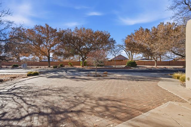 500 Laguna Seca Lane NW, Albuquerque, NM 87104