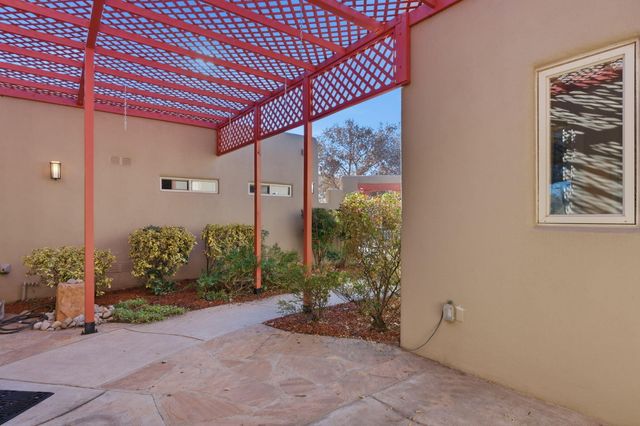 500 Laguna Seca Lane NW, Albuquerque, NM 87104