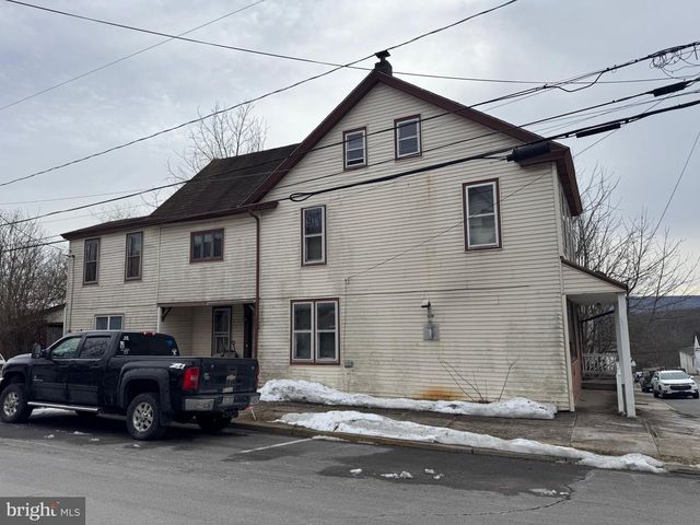 2 E COLLIERY AVE, Tower City, PA 17980