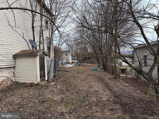 2 E COLLIERY AVE, Tower City, PA 17980