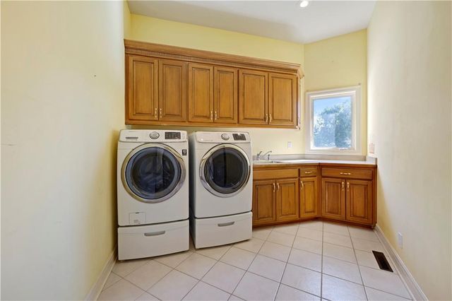 11013 S Glenview Lane, Olathe, KS 66061