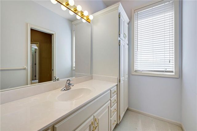 11013 S Glenview Lane, Olathe, KS 66061