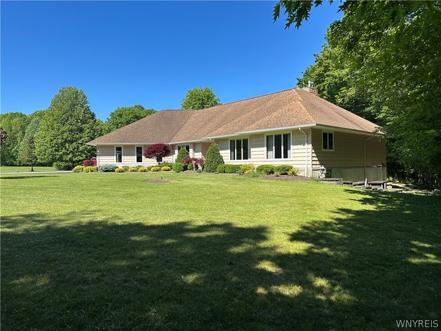 30 Meadowbrook Drive, Elma, NY 14059