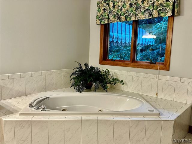 30 Meadowbrook Drive, Elma, NY 14059
