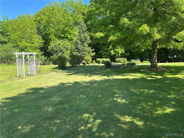 30 Meadowbrook Drive, Elma, NY 14059