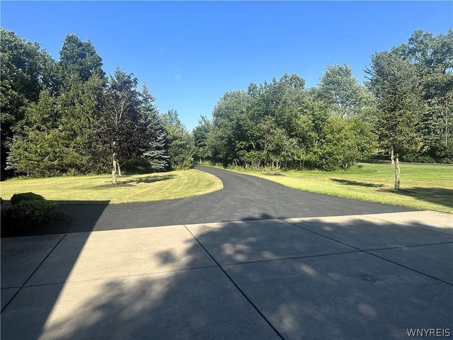 30 Meadowbrook Drive, Elma, NY 14059
