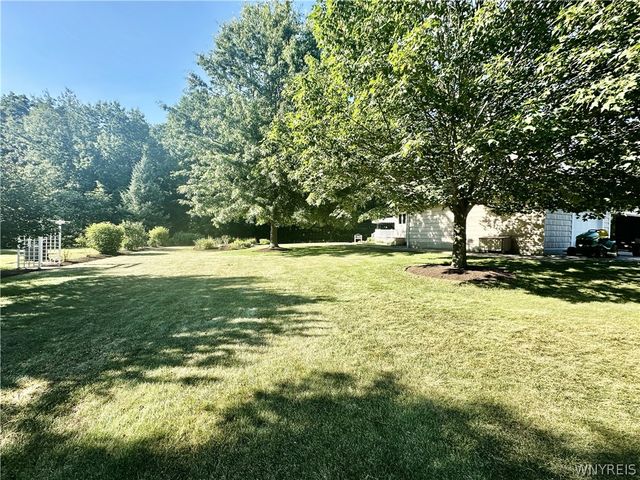 30 Meadowbrook Drive, Elma, NY 14059