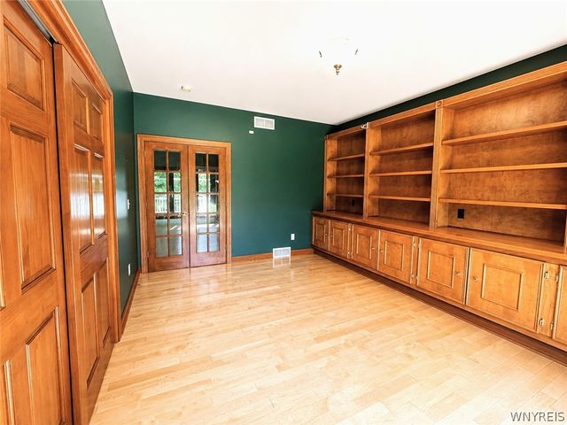 30 Meadowbrook Drive, Elma, NY 14059
