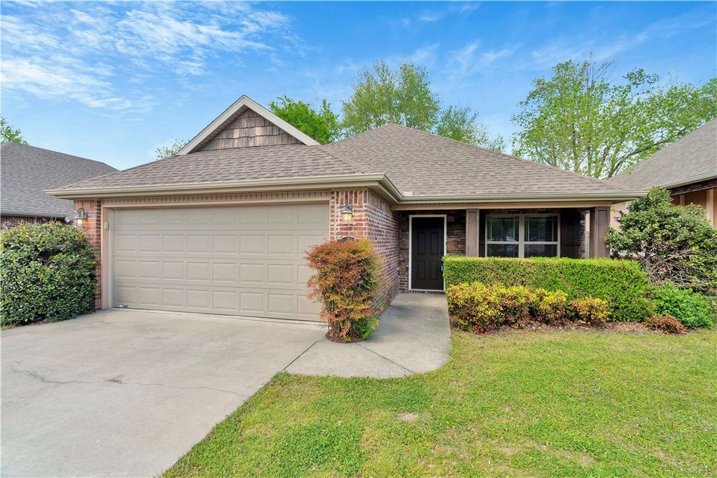 94 E Granada Street, Fayetteville, AR 72703