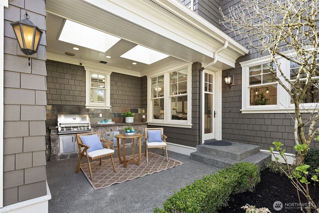 2212 77th Avenue SE, Mercer Island, WA 98040