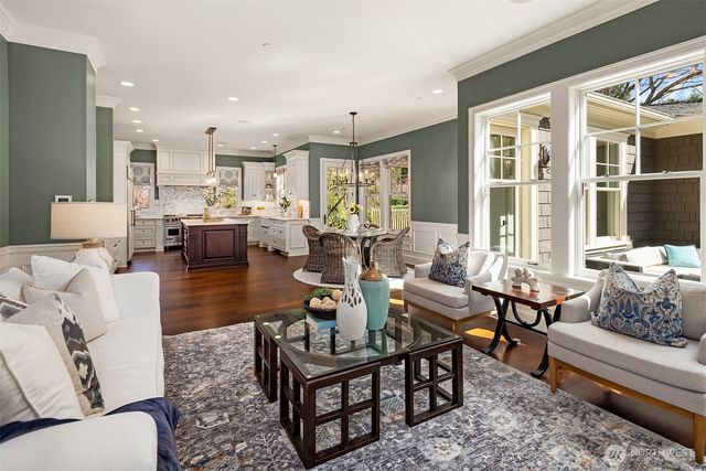 2212 77th Avenue SE, Mercer Island, WA 98040