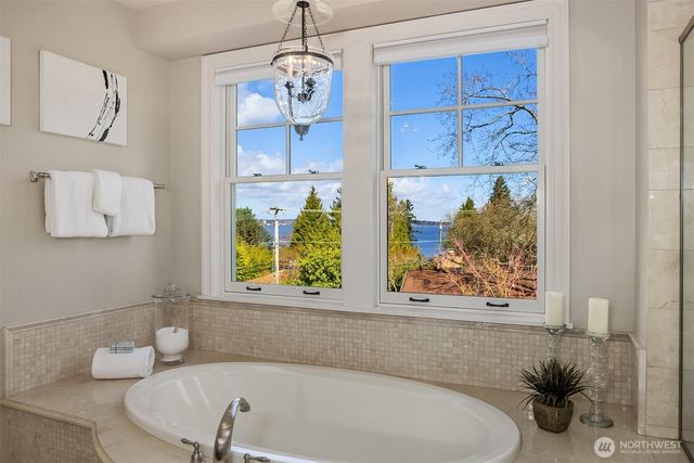 2212 77th Avenue SE, Mercer Island, WA 98040