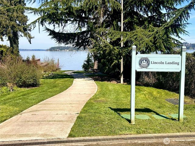 2212 77th Avenue SE, Mercer Island, WA 98040