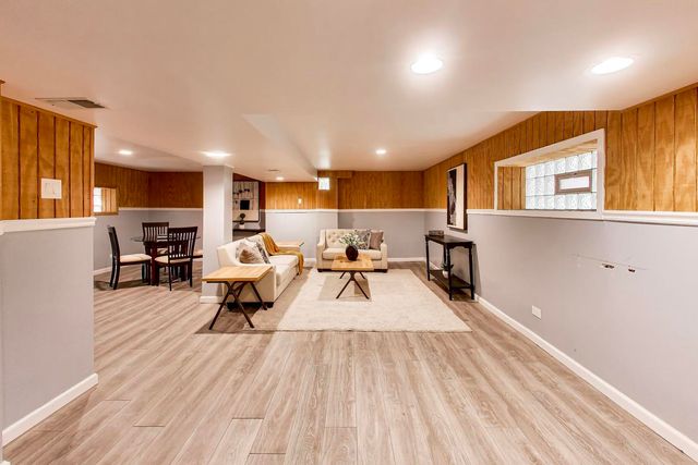 6725 W Albion Avenue, Chicago, IL 60631
