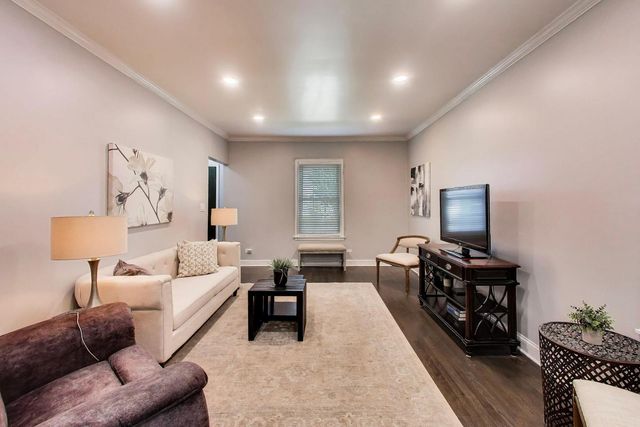 6725 W Albion Avenue, Chicago, IL 60631