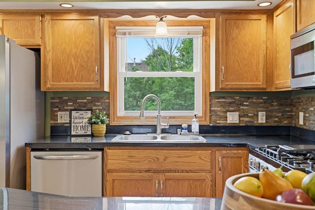 4199 W Hilltop LANE, Franklin, WI 53132