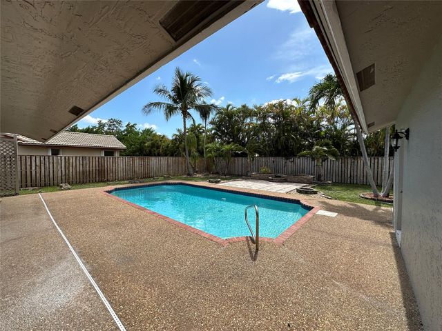 364 NW 107th Ter, Coral Springs, FL 33071