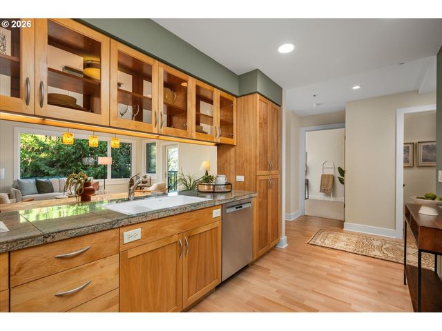 780 Nw WESTOVER Sq 3, Portland, OR 97210