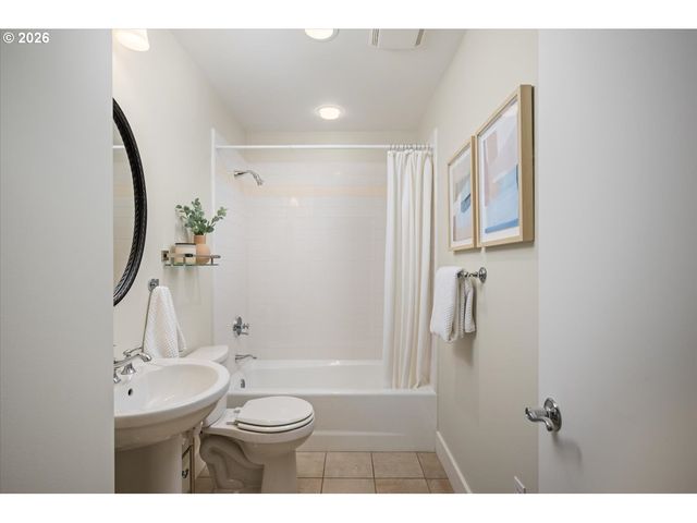 780 Nw WESTOVER Sq 3, Portland, OR 97210