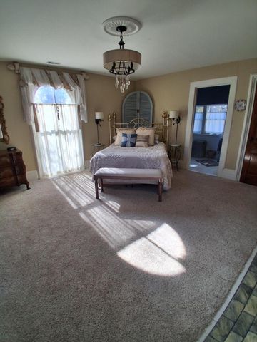 305 S Main Street, Versailles, KY 40383