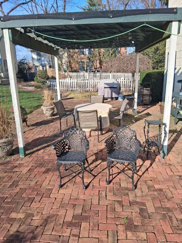 305 S Main Street, Versailles, KY 40383