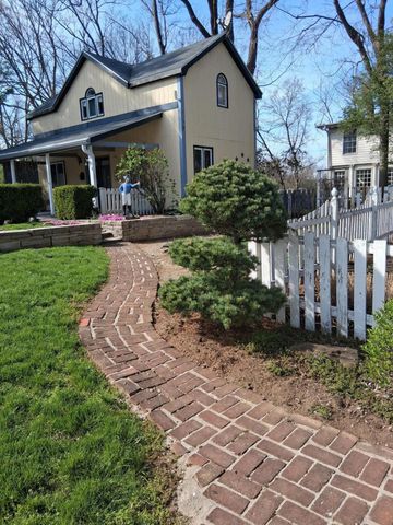 305 S Main Street, Versailles, KY 40383