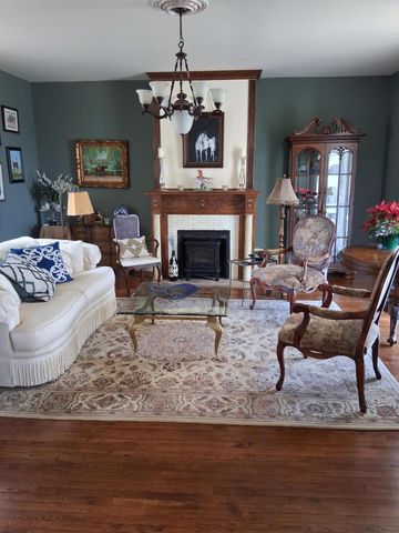 305 S Main Street, Versailles, KY 40383