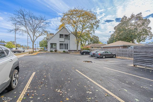 200 N Northwest Highway 100, Barrington, IL 60010