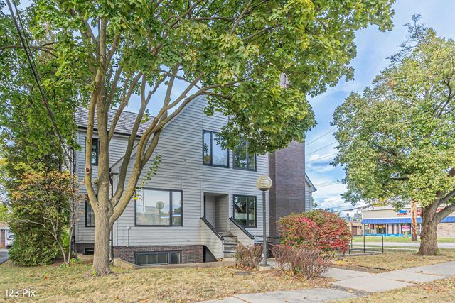 200 N Northwest Highway 100, Barrington, IL 60010