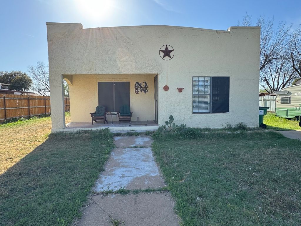 707 N River Street, Seymour, TX 76380