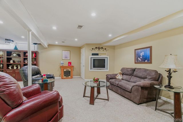 53199 Pineridge Drive, Chesterfield Township, MI 48051