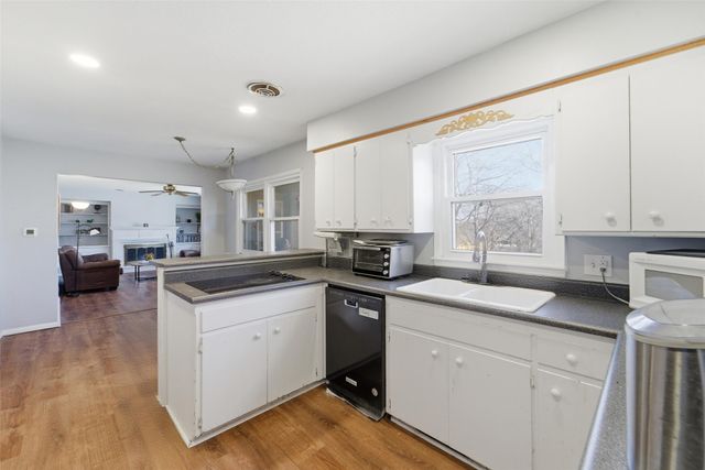 1847 NW 80th Place, Clive, IA 50325