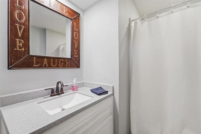 1847 NW 80th Place, Clive, IA 50325