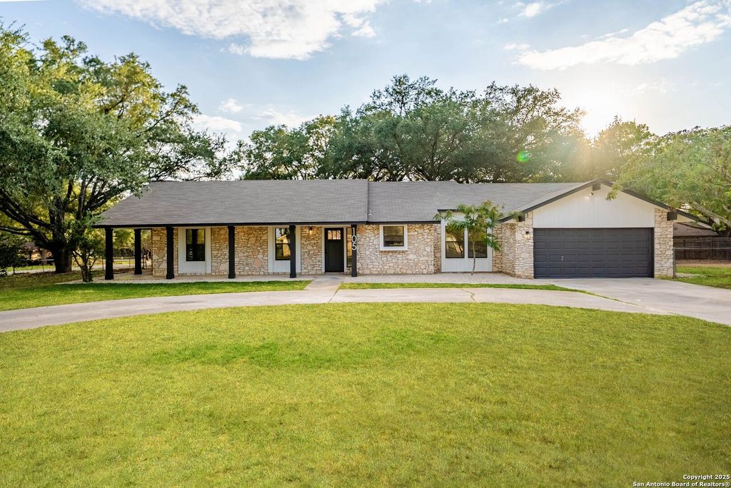 105 Oak Crest, La Vernia, TX 78121